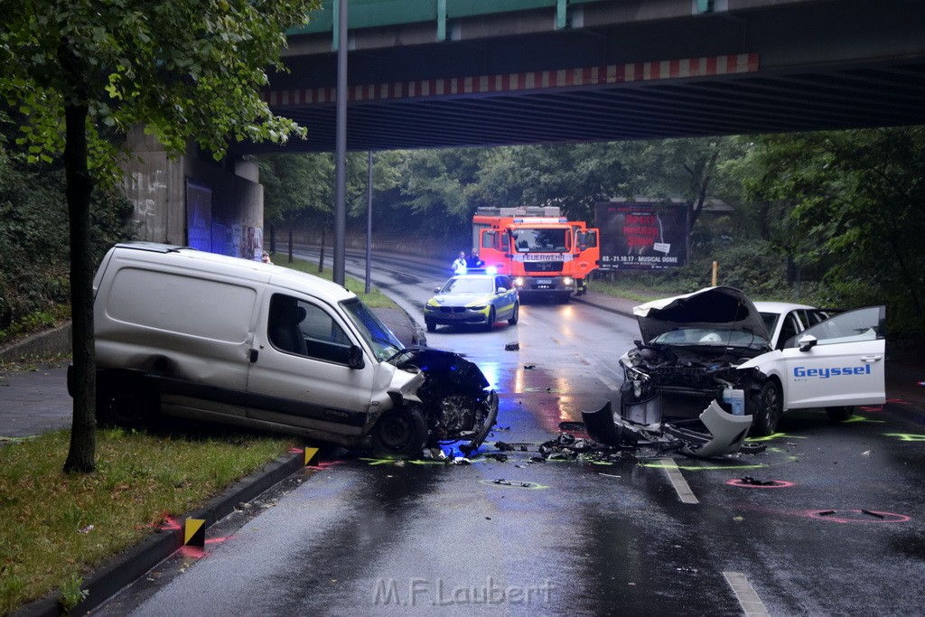 VU Frontal Koeln Hoehenhaus Berlinerstr vor Leuchterstr P08.JPG - Miklos Laubert